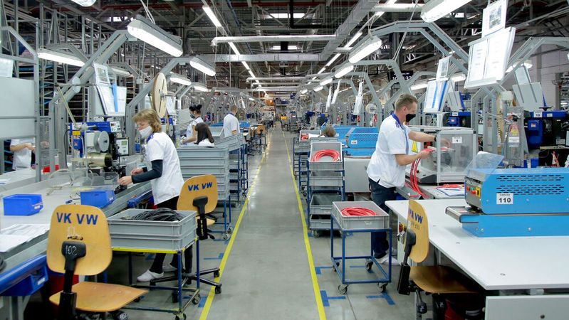 Leoni-Kabelbaumfertigung in Nezhukhiv nahe dem westukrainischen Lemberg.(Bild:  picture alliance / Photoshot)