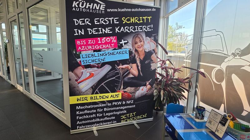 Auch im Autohaus wirbt die Kühne-Gruppe mit ihren Sneakers für Auszubildende. (Bild: Mauritz – VCG)