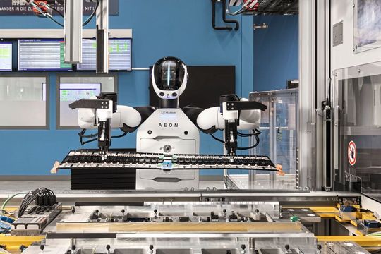Der Aeon-Roboter von Hexagon kommt während des Tests und später in der Pilotphase  in der Montage von Hochvoltbatterien und in der Komponentenfertigung zum Einsatz.(Bild:  BMW Group)