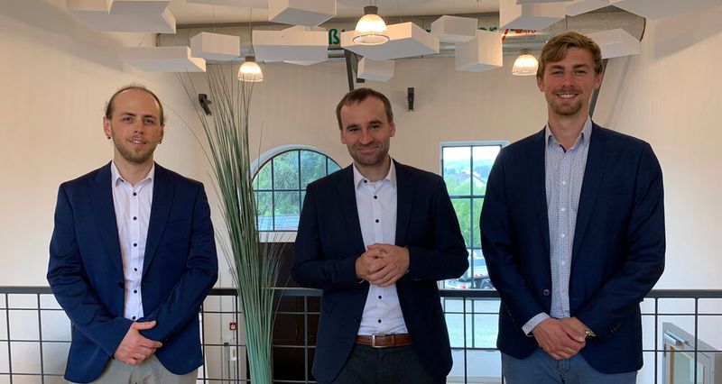 Platz 24: Das Aschaffenburger Unternehmen Summetix hat eine KI-Technologie entwickelt, mit der Kerninformationen zu beliebigen Produkten aus beliebigen Textquellen herausgefiltert werden können. Laut den Gründern Benjamin Schiller (links), Johannes Daxenberger und Erik Kaiser ist dieses System schon bei Automobil- und Konsumgüterherstellern im Einsatz. (Bild: Summetix)