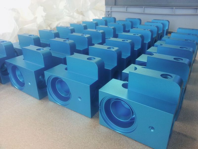 Bei diesen eloxierten Aluminium-Sichtteilen für Beatmungsgeräte sind besonders hohe Ansprüche an die maßliche Genauigkeit einzuhalten. (Bild: Circle)