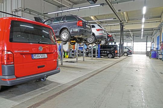 In der Werkstatt des Autohauses Ebersberg sorgen LED-Leuchten für optimale Arbeitsbedingungen und einen modernen Look. In der Werkstatt des Autohauses Ebersberg sorgen LED-Leuchten für optimale Arbeitsbedingungen und einen modernen Look.