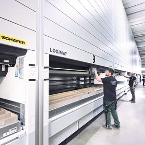 Der Lagerlift erhöht durch seine zahlreichen Grundfunktionen und einmalige Zusatzoptionen nicht nur die Leistung der Lagerprozesse maßgeblich, sondern garantiert darüber hinaus ergonomische und sichere Abläufe im Lager.(Bild:  SSI Schäfer)