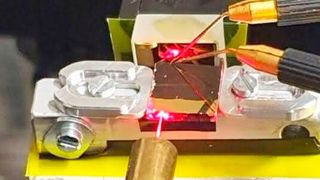 An der TU Dortmund kann ein Physiker-Team gleich zwei interessante Forschungsvorhaben melden, die der Materialentwicklung dienen. Lesen Sie hier, was die Wissenschaftler mit Blick auf Quanten- und Nanotechnik momentan leisten, und schon geschafft haben. (Bild: F. Schweberling)