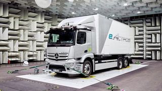 Nichts mehr mit „Brummi“. Denn mit dem „eActros“, den Daimler Trucks am 30. Juni als Weltpremiere präsentiert, läutet der Fahrzeughersteller mit dem Stern den batterieelektrischen Verteilerverkehr per schwerem Lkw ein. Unter anderem zeichnen ein konstant kräftiges Drehmoment und das leise Fahren den Elektro-Lkw aus. (Daimler Trucks)