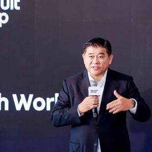 Für die richtigen Zulieferer als auch Entwickler für Software, benötigt man Kontakte in China. Die hat Weiming Soh reichlich. Der chinesische Automanager leitet als CEO die Renault Group China.(Bild:  Renault)