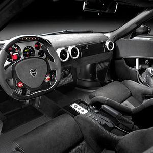 ... und des Innenraums sind in Sichtcarbon ausgeführt. Von hier herrscht der Fahrer über den Antrieb, der von Ferrari stammt.(Foto:  New Stratos GbR)
