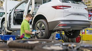 Die Automobilbranche zeigt sich laut Ifo-Institut zunehmend pessimistisch. Die Hersteller versuchen allerdings durch Preiserhöhungen gegenzusteuern.  (Skoda)
