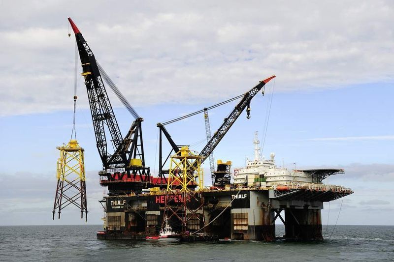 Setzten der Jackets der REpower 5M-Anlage mit dem Kranschiff Thialf. Bild: Matthias Ibeler (Archiv: Vogel Business Media)