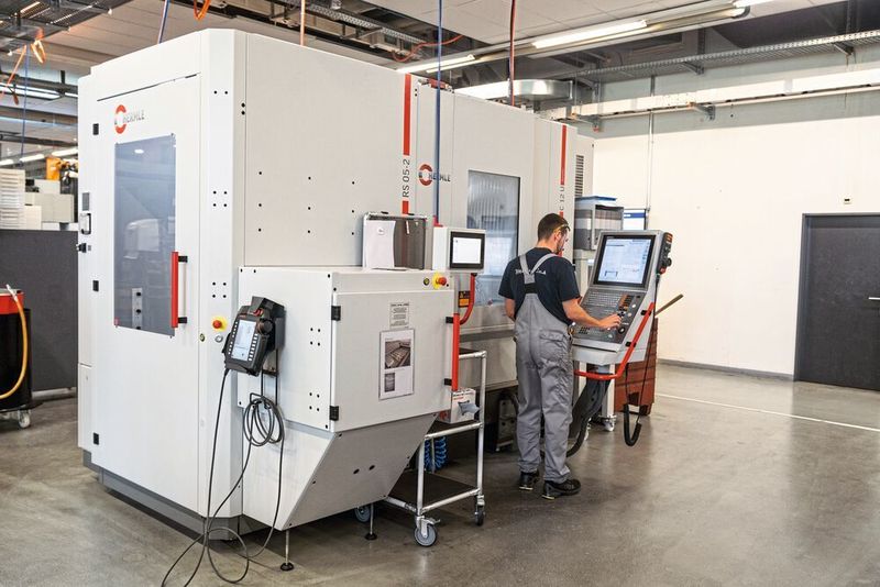 Die Hermle C 12 U mit Robotersystem RS 05-2 bedeutet höchste Produktivität auf kleinem Raum. (maikgoering photography)