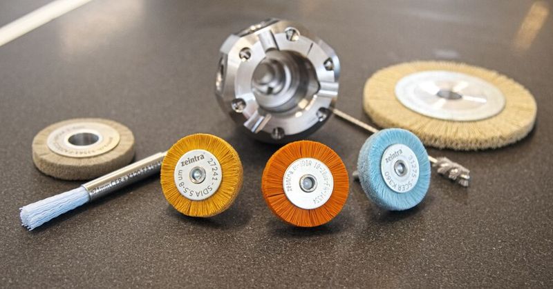 Mit den Zeintra-Bürstwerkzeugen können jegliche Grate innerhalb des Prozesses im CNC-Bearbeitungszentrum entfernt werden. Die Düsenkomponente in der Mitte wurde mit den Zeintra-Bürsten komplett und automatisiert entgratet. (Bild: Matthias Böhm)