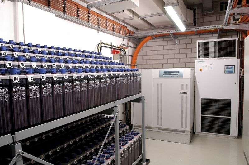 Die Unterbrechungsfreie Stromversorgung (USV) im Rechenzentrum ist mit einer beeindruckenden Batterie bestückt.   (Foto: Lampertz)