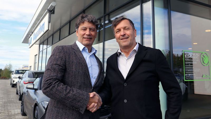 Ralf Kühnert, Geschäftsführer der Kühnert-Gruppe (rechts), und Bart Gerris, Vorstandsvorsitzender der Cloppenburg-Gruppe, beim symbolischen Handschlag.(Bild:  Kühnert-Gruooe)