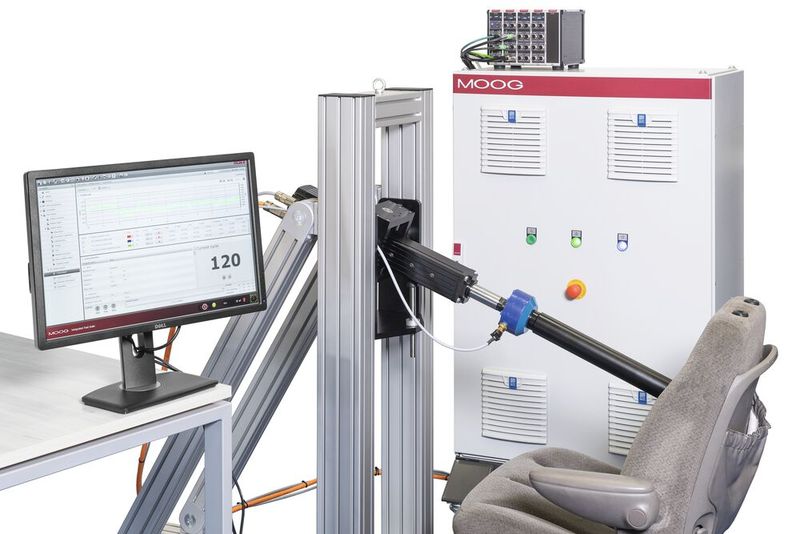 Beim Sitzlehnentest drücken Aktuatoren in die Vorder- und Rückenlehne des Sitzes. (Bild: Moog)