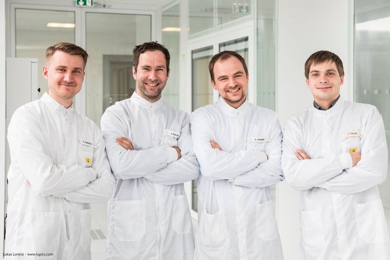 Das Quartett der Mikroverhüllungskünstler an der TU Dresden. Von links: Andreas Krause, Sebastian Lüngen, Friedrich Hanzsch und Tobias Tiedje.  (Bild: L. Lorenz)