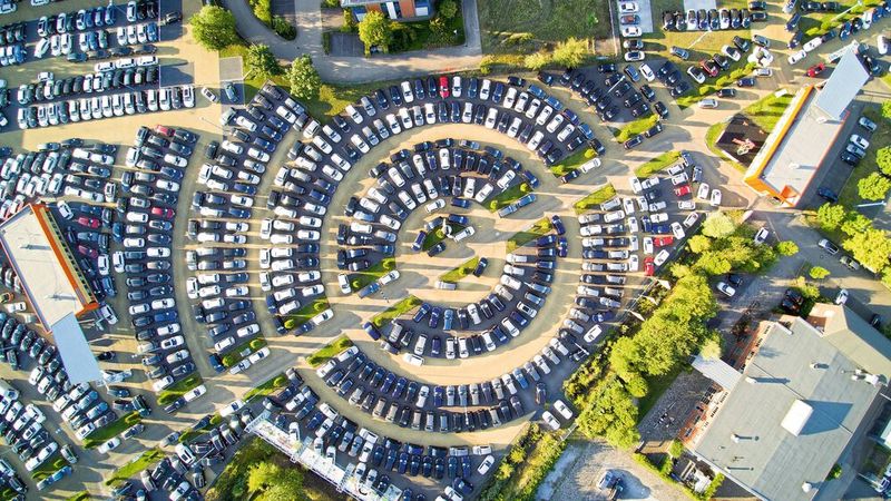 Das Autohaus Potthoff erweitert das Geschäft an seinem Standort im nordrhein-westfälischen Hamm. Seit diesem Jahr nutzt es das Gelände eines Autovermieters für sein Mobilitätsangebot (im Bild: das Firmengelände für das automobile Vertriebsgeschäft). Außerdem forcierte der Händler zuletzt Aktivitäten im Social Recruiting, um Personal zu gewinnen. (Bild: Potthoff)
