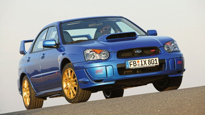 Der meist in leuchtend blauem Lack und mit goldenen Felgen vorfahrende Impreza WRX STI avancierte ab Mitte der Neunziger rasch zum Kultauto. Schuld daran waren allen voran seine Erfolge in der Rallye-Weltmeisterschaft.(Bild:  Subaru)