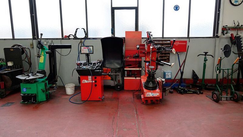 Die Reifenecke ist in vielen Betrieben dunkel und schmuddelig. Davon kann im Autohaus Böhler keine Rede sein. (Bild: Rosenow/»kfz-betrieb«)