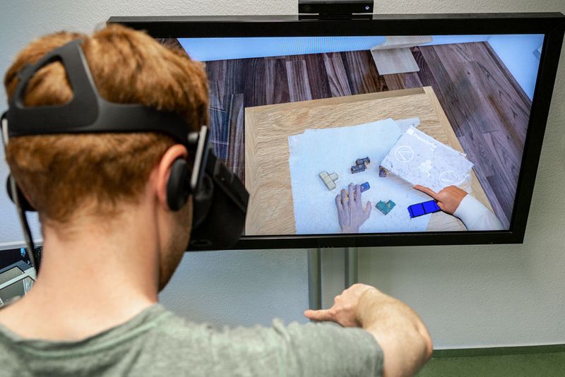 Künftig können Nutzer von Virtual Reality (VR) noch einfacher, natürlicher und in Echtzeit zwischen realen und virtuellen Welten miteinander interagieren. Eine Szene aus der realen Welt kann in die virtuelle Realität übertragen und von dort ein Feedback in die reale Situation zurückgespiegelt werden. Eine neue X-Reality-Technologie, die das ermöglicht, zeigt das Fraunhofer Heinrich-Hertz-Institut HHI auf der CEBIT. Die Anwendungsfelder der X-Reality-Lösung sind vielseitig: Neben Remote Assistance lässt sich das Verfahren im Rapid Prototyping, bei der Mensch-Roboter-Interaktion und der Telekommunikation einsetzen oder in Telepresence- sowie Gaming-Sessions. So können zwei räumlich getrennte Personen etwa ein Brettspiel miteinander spielen.  Fraunhofer Heinrich-Hertz-Institut HHI auf der CEBIT: Halle 27, Stand E78 (Bild: Fraunhofer Heinrich-Hertz-Institut)