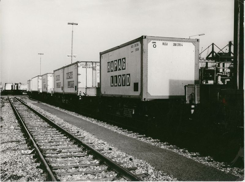 Neustädter Hafen 1986: Die Container werden per Bahn weitertransportiert. (Bild: BLG Group)