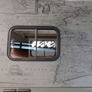 Äußerlich ziert Kartenmaterial des Kartographen Petrus Bertius den Aufbau des Schlaf- und Wohnbereichs.(Bild:  Lorinser)