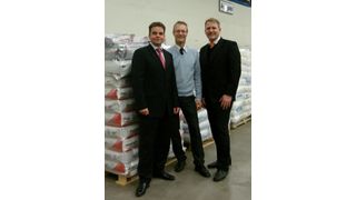 Feddersen-Geschäftsführer Karlheinz Schuster (links), Materialdepån-Marketingleiter Dan Hagström (Mitte) und Materialdepån-Geschäftsführer Torbjörn Egerhag nach der Vertragsunterzeichnung. (Archiv: Vogel Business Media)