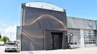 Direkt neben der VW-Werkstatt hat AVP sein neues Mobility-Center errichtet. (Bild: Simon – »kfz-betrieb«)