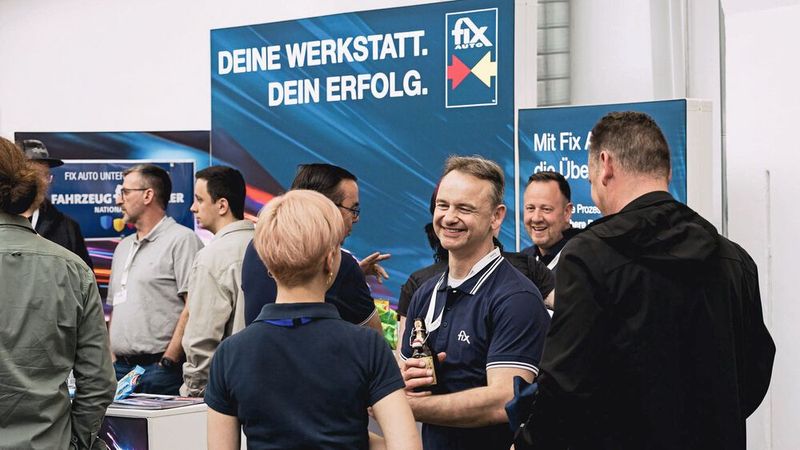 Das Unfallreparaturnetzwerk Fix Auto verfügt mittlerweile weltweit über mehr als 925 Standorte in zehn Ländern. Im Rahmen des Vortrags „Nachhaltig durch effiziente Prozesse“ schilderten Stefan Reich von Fix Auto Cottbus und Martin Ploß, Fix Auto Fränkische Schweiz, wie sie ihr Konzeptgeber hierbei unterstützt. (Bild: Stefan Bausewein)