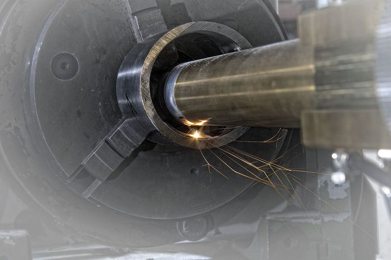 Eine schmal konstruierte Innenbearbeitungsoptik ermöglicht das Laserauftragschweißen auch unter engen Verhältnissen. (Bild: Pallas)