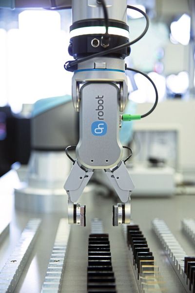 Durch sein Fingerspitzengefühl kann der Greifer seinen Kraftaufwand präzise dosieren und Aufgaben übernehmen, die bislang menschliches Fingerspitzengefühl erforderten. (Bild: Onrobot)