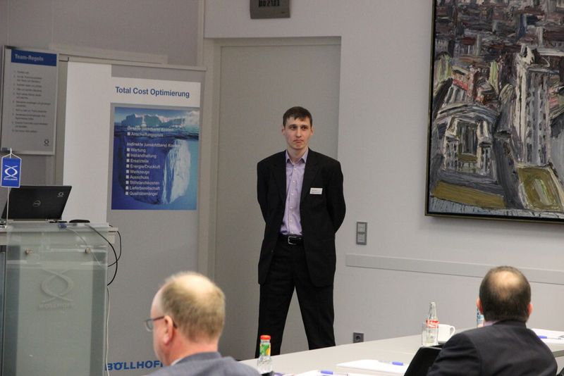 ...Viktor Weber von Möller Industrietechnik alles um die richtige Dichtung und die ordnungsgemäße Montage. (Bild: Ernhofer/PROCESS)