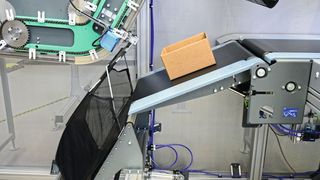 Eine automatische Aufgabestation für die Warendistribution. (Ferag)