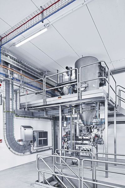Abscheider mit seitlichem Einbaufilter im Hygienic Design mit nachgelagerter Wirbelstrom-Siebmaschine DA650. (Bild: Azo)