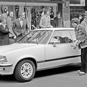 Ski-Rennläuferin Rosi Mittermaier fungierte seinerzeit als Markenbotschafterin für Opel.(Bild:  Opel)