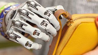 In der myoelektronischen Handprothese Bebionic sitzen fünf kleine Elektromotoren, einer für jeden Finger.  (Ottobock)