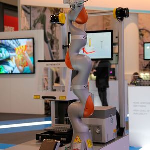 Wie Mensch und Roboter sicher zusammenarbeiten können, ohne dass die Produktivität leidet, zeigt Sick auf der Hannover-Messe 2016.