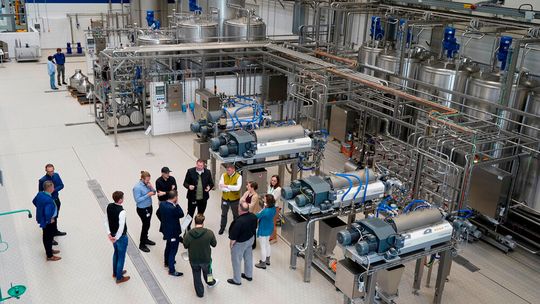 Im neuen Flottweg Process Center werden kundenspezifische Trennverfahren unter realistischen Bedingungen getestet und optimiert.(Bild:  Flottweg)