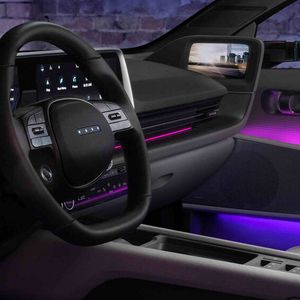 Im Lenkrad des Ioniq 6 gibt es vier kleine Pixel. Sie geben ein visuelles Feedback der Spracherkennung und informieren zudem über den Ladezustand.(Bild:  Hyundai)