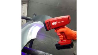 Eine Akkuladung reicht dem IRT UV Smart Cure für bis zu 80 Spot-Reparaturen. (Bild: Hedson)