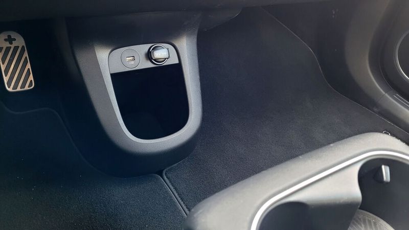 Das ist eine gute Idee! Es gibt einen durchgehenden Fußraum, in dem auch mal Platz für eine größere Tasche ist. Der Nachteil: Die Armlehne ist bei komplett zurückgeschobener Mittelkonsole sehr weit hinten. (Bild: Wehner/Vogel Communications Group)