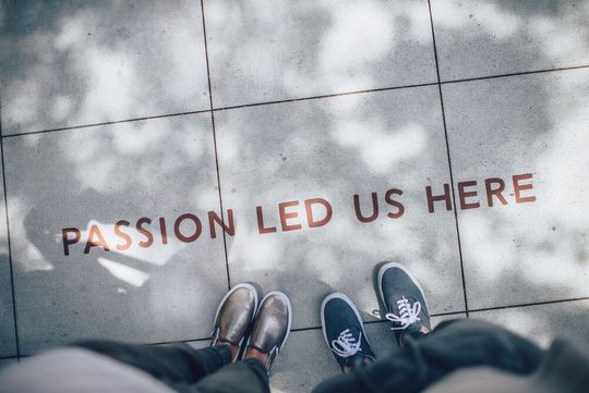 Der Glaube an die eigene Vision und Mission gibt in der Krise Kraft und treibt Mitarbeiter und Unternehmen voran. Der Glaube an die eigene Vision und Mission gibt in der Krise Kraft und treibt Mitarbeiter und Unternehmen voran.