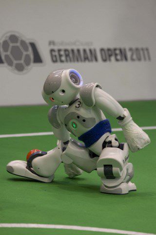 ...das bedeutet, dass alle Teams dieselbe Hardware einsetzen und sich nur in der entwickelten Software voneinander unterscheiden. (RoboCup German Open 2011) (Archiv: Vogel Business Media)