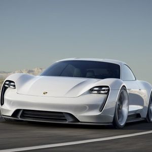 Ebenfalls auf Tesla-Jagd: Der Elektro-Porsche Mission E mit 600 PS Leistung, 500 km Reichweite und einer Beschleunigung von 3,5 s von 0 auf 100. Die viersitzige Konzeptstudie soll Tesla das Fürchten lehren. Und zu 80% nachgeladen ist der 880-Volt-Akku übrigens in 15 Minuten.