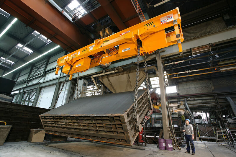 Rotomax-Lastwendegeräte zum Drehen von sperrigen Bauteilen, zum Beispiel in der Gießereiindustrie. (Bild: Vetter Krantechnik)
