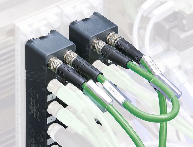 M8-Steckverbinder ermöglichen eine Platz sparende Industrial Ethernet-Verkabelung in Linienstruktur  (Bild: Phoenix Contact)