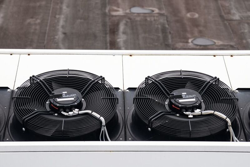 Die auf dem Dach platzierten Freikühler arbeiten bei bis zu 14 °C Außentemperatur mit 100 % ihrer Leistung. (Sputnik GmbH / Maik Porsch)
