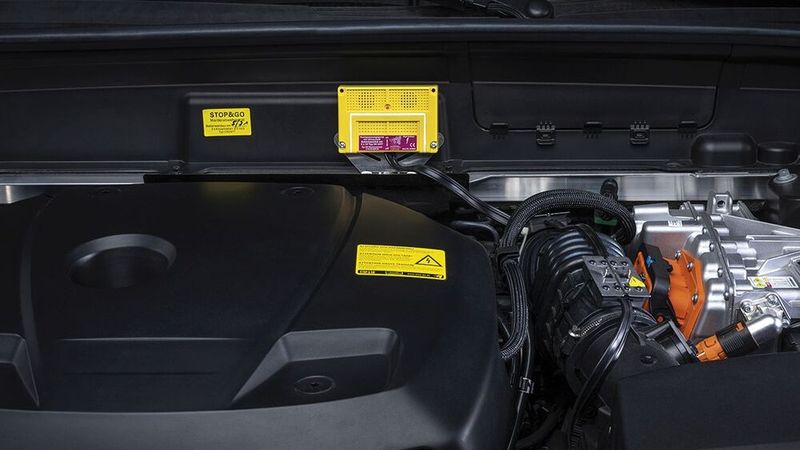 Kombinationsgerät für doppelten Schutz vor Mardern: STOP&GO 8 PLUS-MINUS CLIP Hochspannungsgerät mit Ultraschall.(Bild:  Stop&Go)