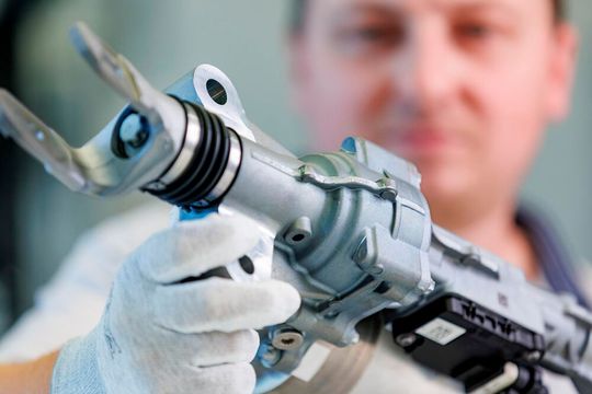 So sieht buchstäblich der fahrtechnische Wendepunkt im Automobilbau aus. Denn das ist die bisher einzigartige mechatronische Schaeffler-Hinterachslenkung. Hier erklären die Experten, welche Vorteile sich aus dem ausgeklügelten Lenksystem in Sachen Fahrverhalten ergeben.(Bild:  D. Karmann)