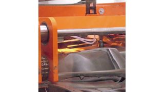 Energieeffizienter Flashstrahler der neu konzipierten Geiss-Twin-Sheet-Anlage beim sekundenschnellen Aufwärmen der empfindlichen PE-Schaumfolienbahn für Leichtbau-Kfz-Airducts. (Bild: Geiss)