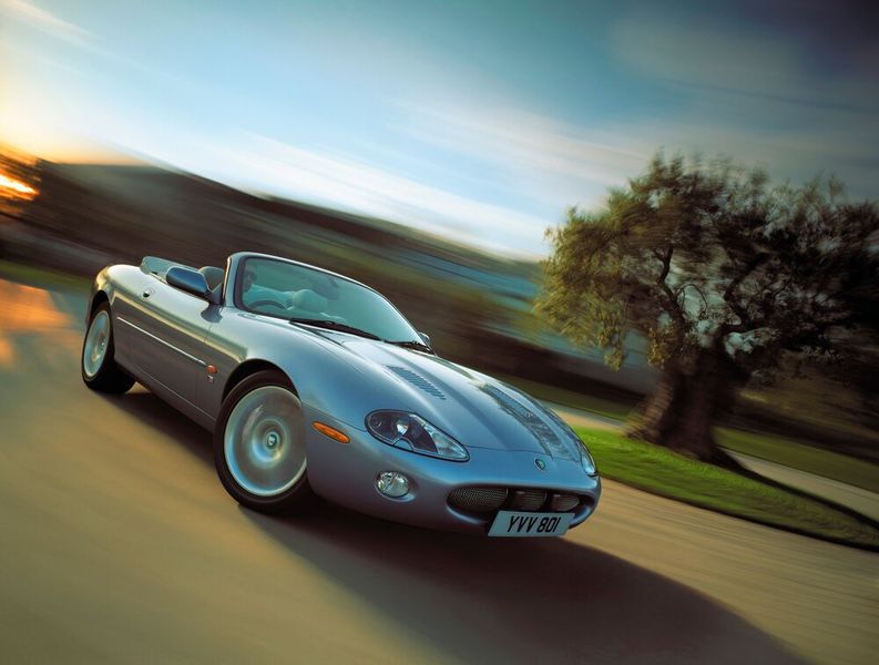 Künftig schnurrt sie elektrisch, damals brüllte die Katze noch mit V8-Maschinen – Das Jaguar XK8 Cabrio kam 1996 in Fahrt. (Bild: Jaguar Land Rover)